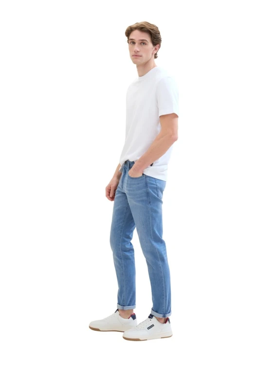 Jeansy męskie jasnoniebieskie Tom Tailor Josh Regular Slim - cały model ustawiony bokiem