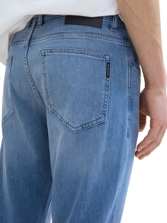 Jeansy męskie jasnoniebieskie Tom Tailor Josh Regular Slim - zbliżenie na tylną kieszeń