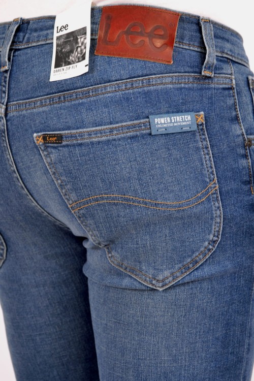 Lee Daren Regular Straight Blue Drop proste jeansy męskie niebieskie - zbliżenie na tylna kieszeń