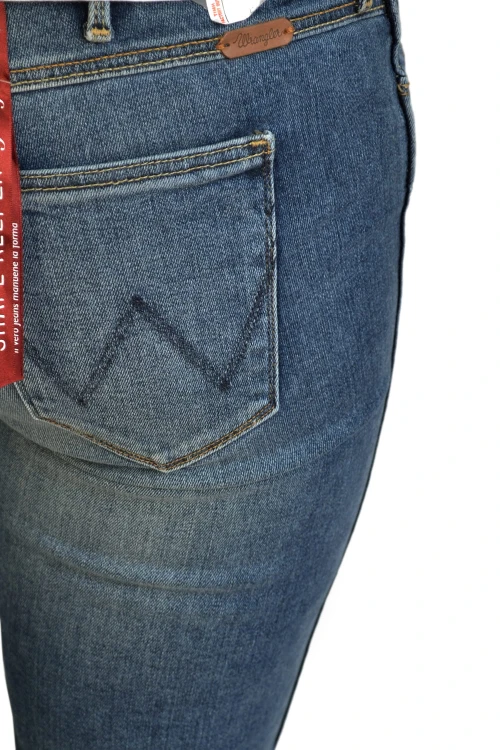 Wrangler Evalynn Salt Stone jeansy damskie - zbliżenie na tylną kieszeń
