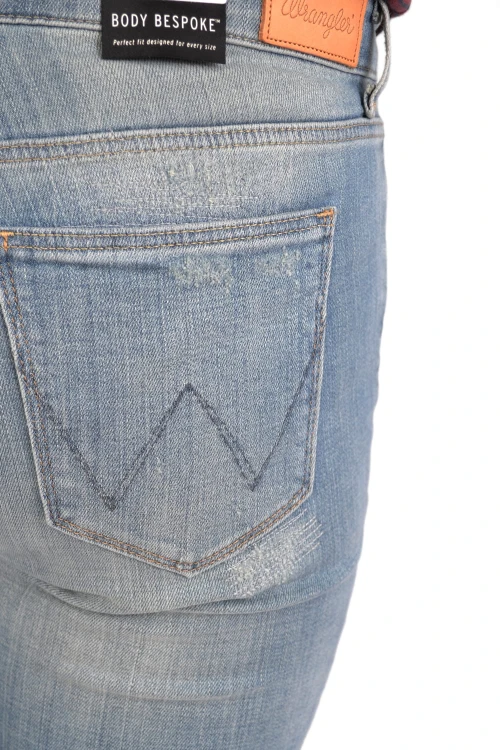 Wrangler Slim Sunfaded jeansy damskie jasne - zbliżenie na tylną kieszeń