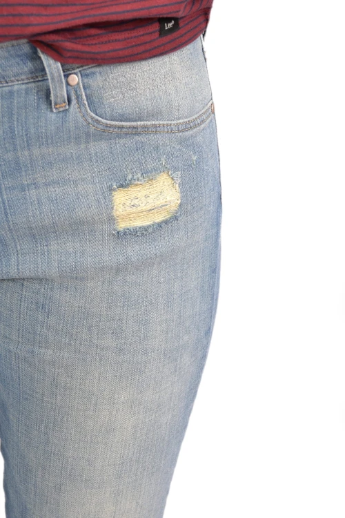 Wrangler Slim Sunfaded jeansy damskie jasne - zbliżenie na przetarcie