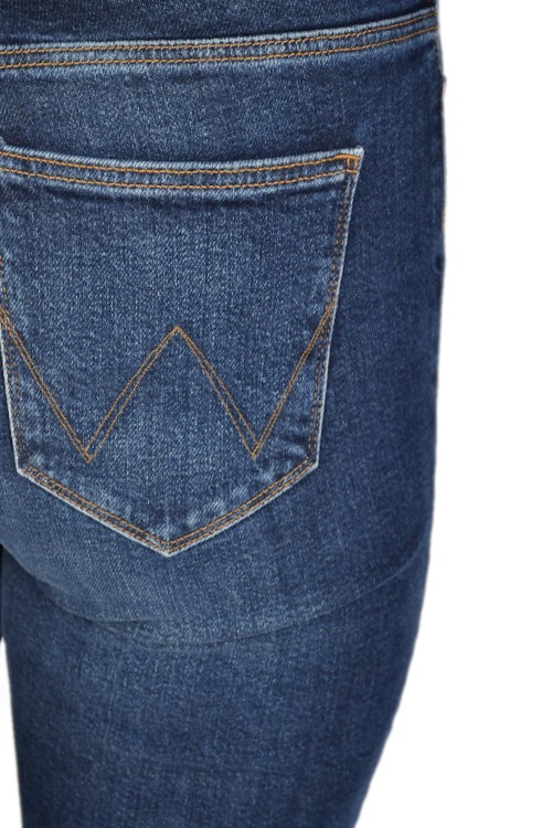 Wrangler Avery Authentic Blue jeansy damskie dzwony niebieskie - zbliżenie na kieszeń tylną
