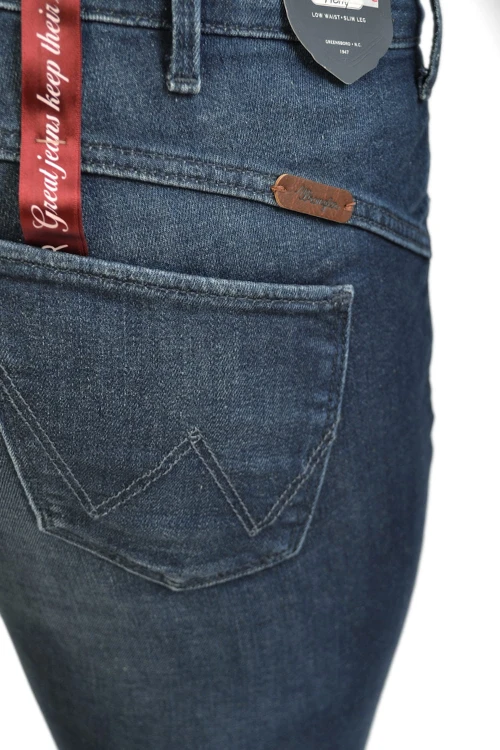 Wrangler Molly Sailor Blues proste jeansy damskie biodrówki - zbliżenie na tylną kieszeń