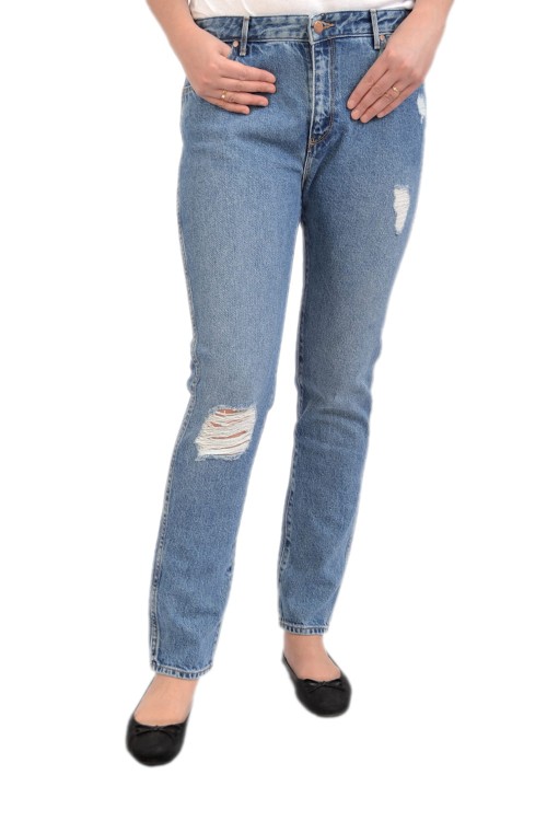 Wrangler Boyfriend All Star Worn jeansy damskie bez streczu z przetarciami - widok z przodu