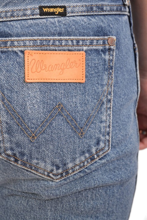 Wrangler Boyfriend All Star Worn jeansy damskie bez streczu z przetarciami - zbliżenie na tylną kieszeń