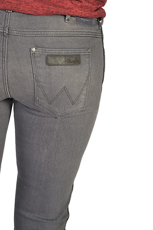 Wrangler Corynn Slate Grey szare jeansy damskie rurki - zbliżenie na tylną kieszeń