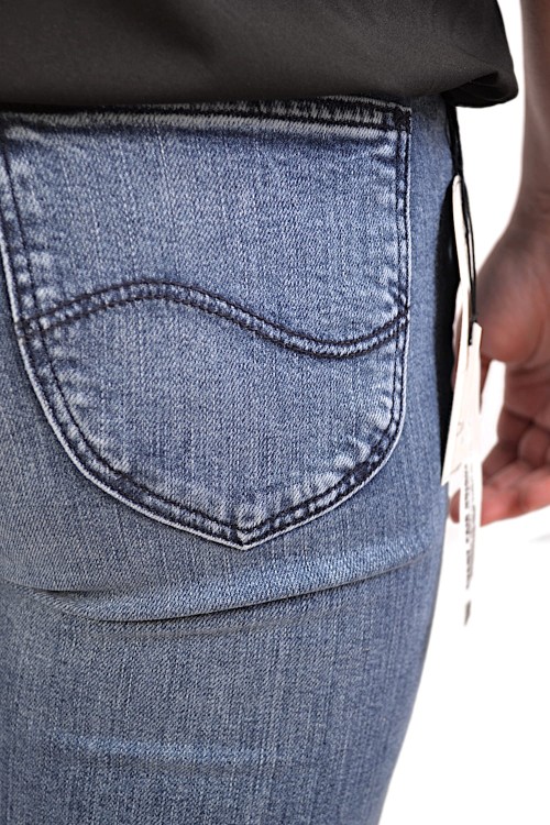 Lee Hoxie Skinny Boot Cool Daze niebieskie jeansy damskie dzwony - zbliżenie na tylną kieszeń