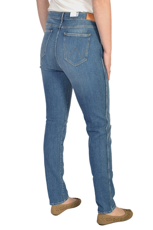 Wrangler Boyfriend Soft Worn jeansy damskie niebieskie - widok z tyłu