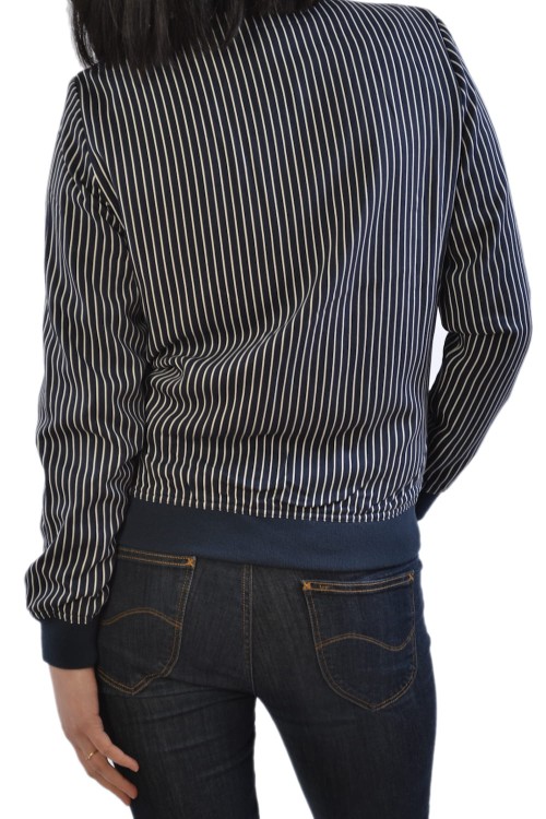 Wrangler Stripes Bomber Navy Pilotka w Paski Kurtka Damska Granatowa - widok z tyłu