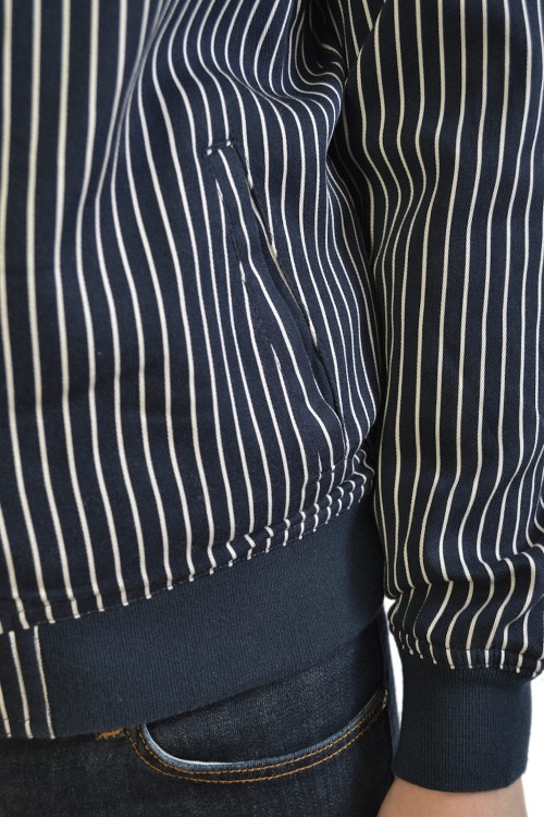 Wrangler Stripes Bomber Navy Pilotka w Paski Kurtka Damska Granatowa - zbliżenie na materiał