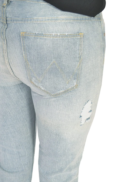 Wrangler Boyfriend Loved Jeansy Damskie Bez Streczu z Dziurami - zbliżenie na materiał