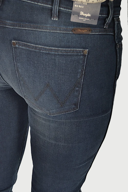 Wrangler Corynn Dark Lake jeansy damskie rurki granatowe - zbliżenie na tylną kieszeń