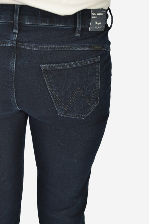 Wrangler Sara Narrow Mid Waist Moonlight jeansy damskie proste granatowe - zbliżenie na materiał