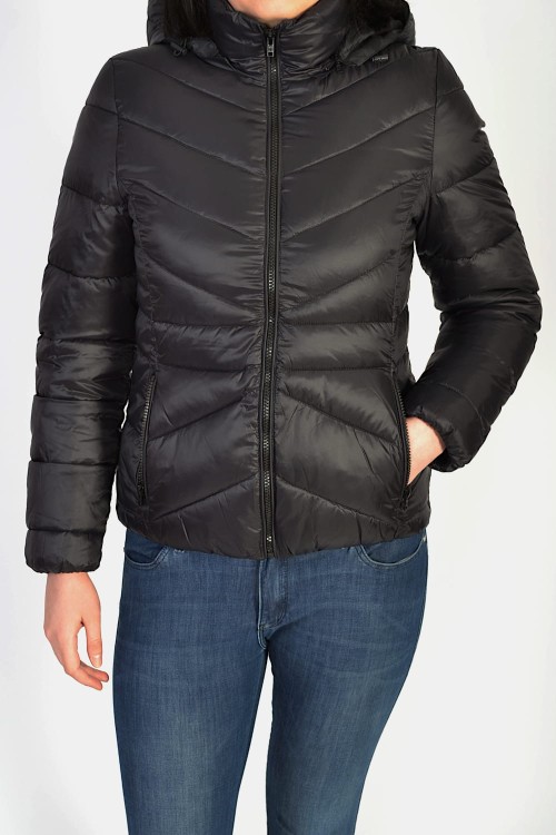 Wrangler Short Puffer Black kurtka damska czarna pikowana z kapturem