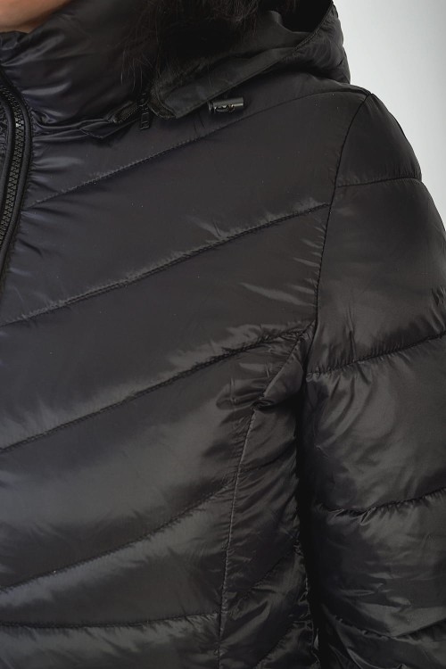 Wrangler Short Puffer Black kurtka damska czarna pikowana z kapturem - zbliżenie na materiał