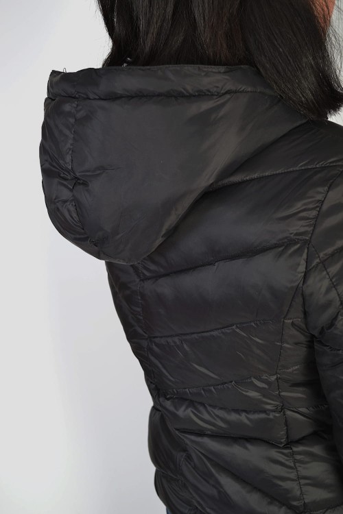 Wrangler Short Puffer Black kurtka damska czarna pikowana z kapturem - zbliżenie na kaptur
