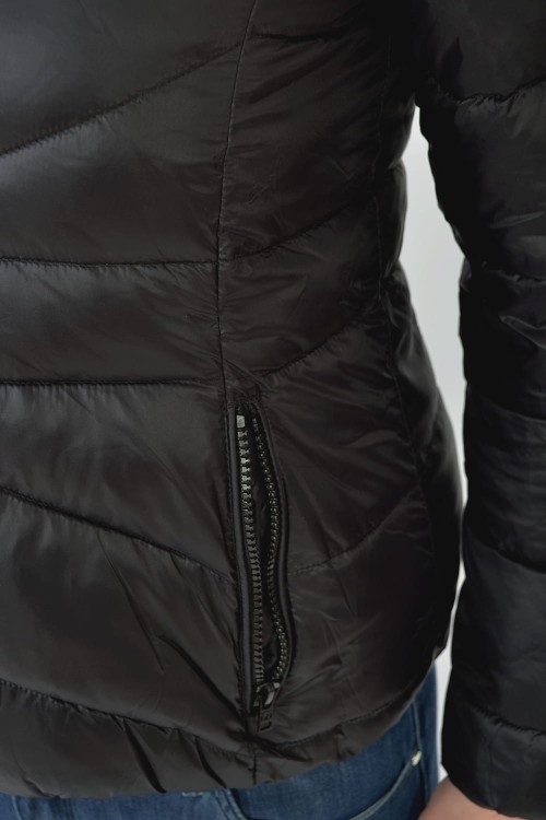 Wrangler Short Puffer Black kurtka damska czarna pikowana z kapturem - zbliżenie na ręlaw