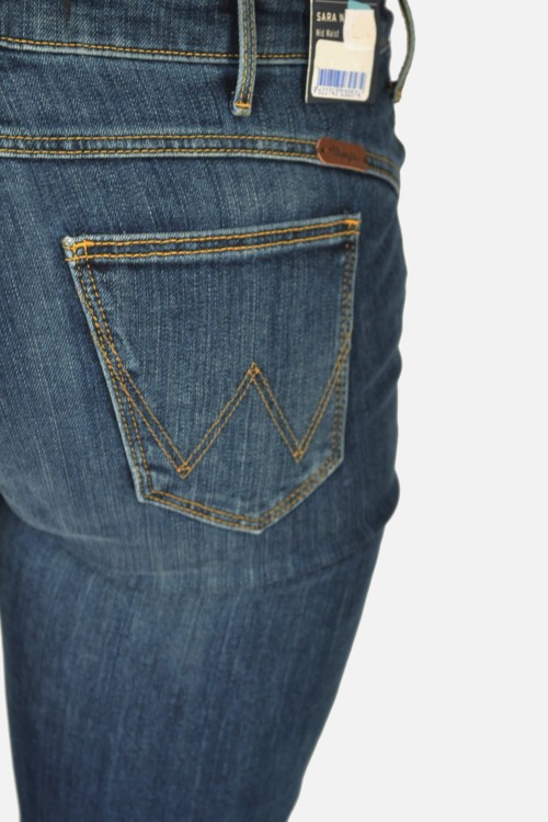 Wrangler Sara Narrow Regular Waist Navy Sea jeansy damskie proste - zbliżenie na tylną kieszeń