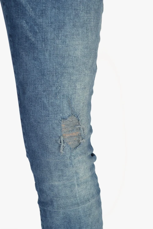 Wrangler Slim Wild Play jeansy damskie z przetarciami - zbliżenie na materiał
