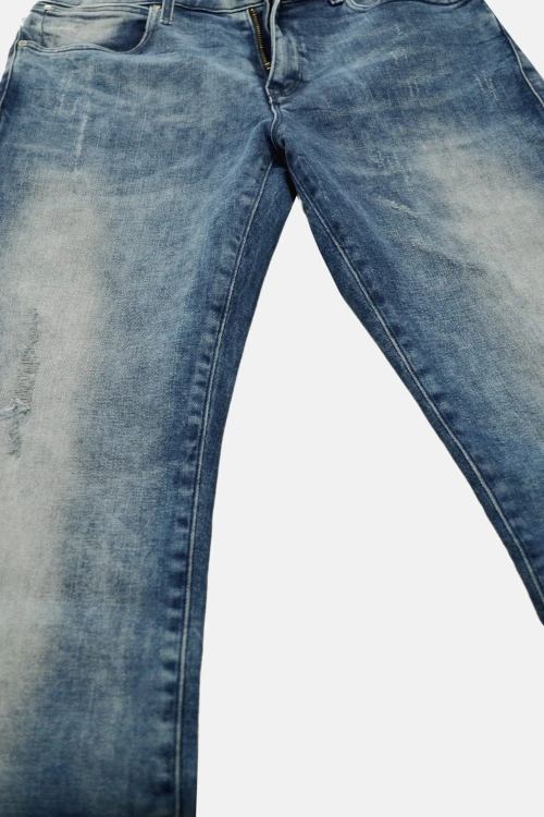 Wrangler Slim Wild Play jeansy damskie z przetarciami - zbliżenie na przetarcia