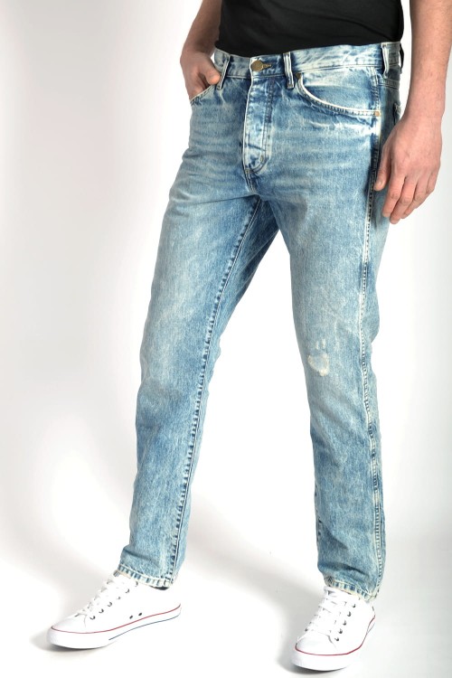 Wrangler Slider Regular Tapered Super Stone jeansy męskie przetarcia- widok z przodu