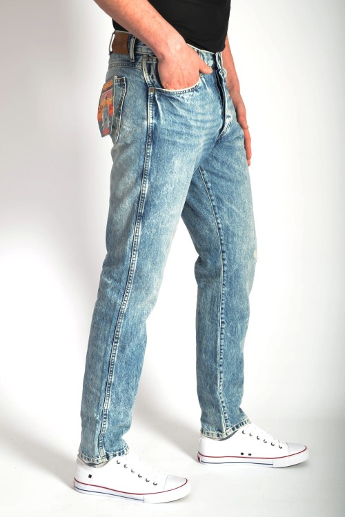 Wrangler Slider Regular Tapered Super Stone jeansy męskie przetarcia - widok z boku