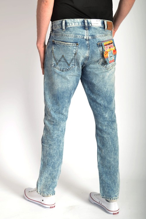 Wrangler Slider Regular Tapered Super Stone jeansy męskie przetarcia - widok z tyłu