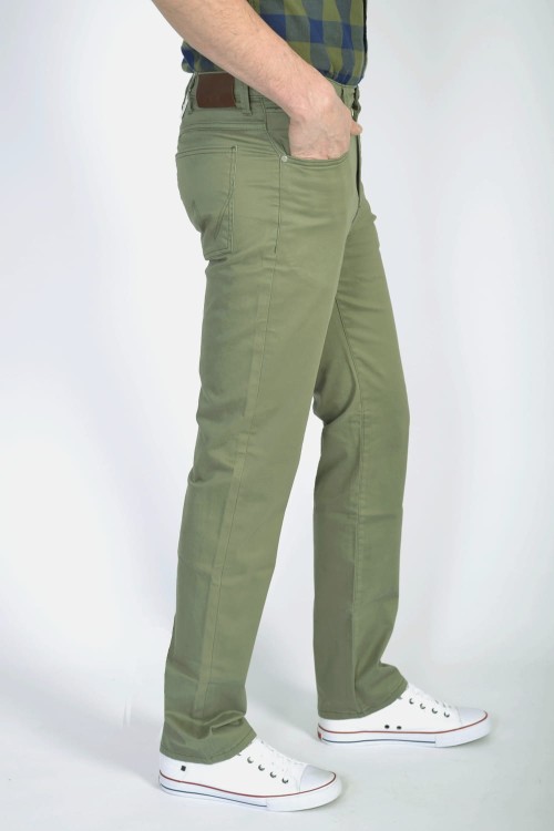 Wrangler Arizona Stretch Dusty Green oliwkowe spodnie męskie materiałowe - widok z boku