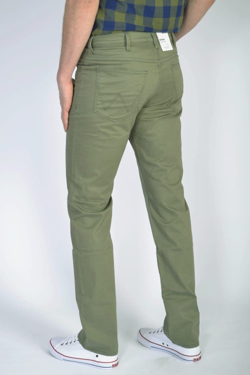 Wrangler Arizona Stretch Dusty Green oliwkowe spodnie męskie materiałowe - widok z tyłu