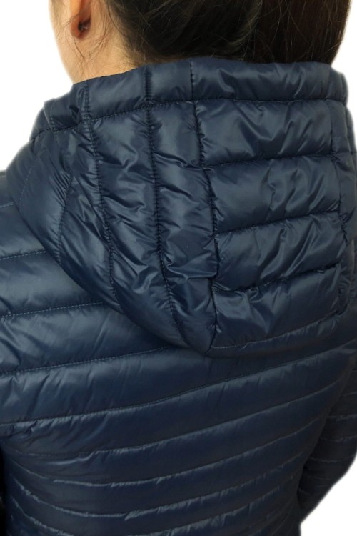 Wrangler Nylon Jacket Navy granatowa kurtka damska pikowana - zbliżenie na kaptur