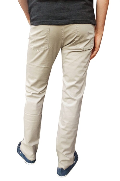 Wrangler Arizona Desert Taupe beżowe spodnie materiałowe męskie proste - widok z tyłu