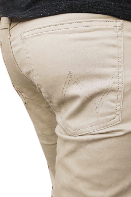 Wrangler Arizona Desert Taupe beżowe spodnie materiałowe męskie proste - zbliżenie na kieszeń tylną