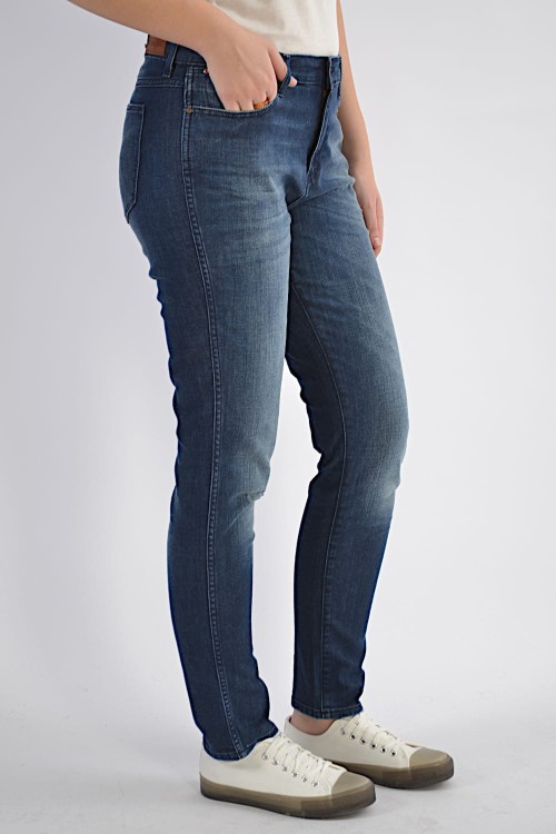 jeansy-damskie-wrangler-boyfriend-vintage-blue_2.JPG