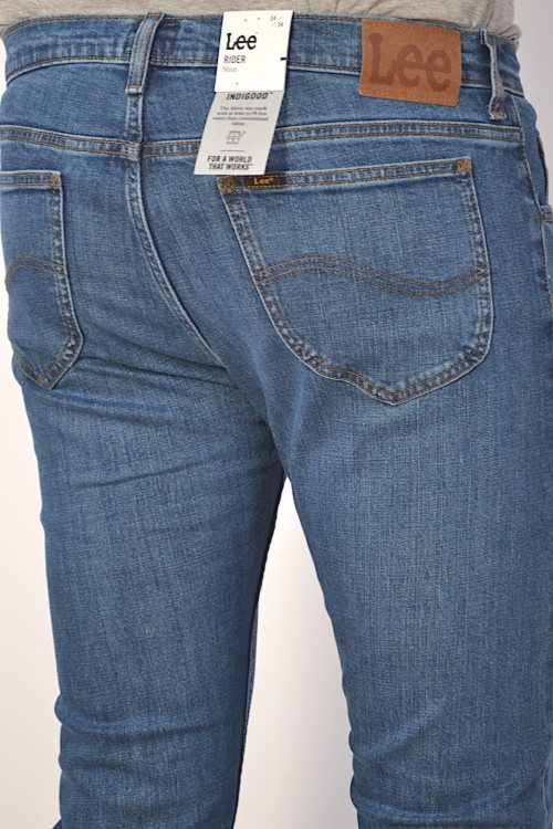 Lee Rider Slim Moody Blue Used jeansy męskie zwężane - zbliżenie na tylną kieszeń