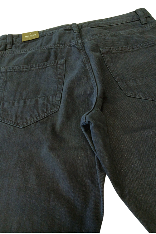 Jeansy męskie granatowe proste Only & Sons Avi Carrot Navy Blue - zbliżenie na tylną kieszeń