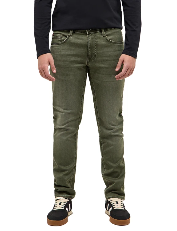 Mustang Oregon Slim Ivy Green jeansy męskie zielone - ujęcie na modelu