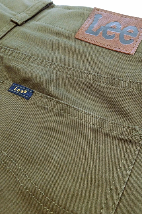 Lee Slim Fit Mvp Olive Moss spodnie materiałowe męskie zielone - zbliżenie na tylną kieszeń