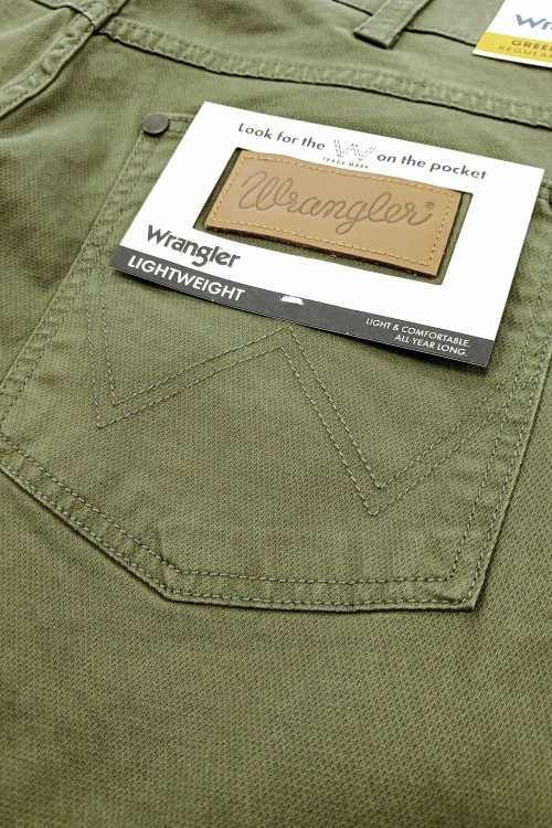 Wrangler Greensboro Regular Straight  Olive spodnie materiałowe oliwkowe - zbliżenie na tylną kieszeń