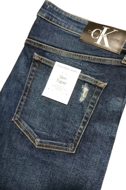 Calvin Klein Slim Taper Denim Dark jeansy męskie zwężane z przetarciami - zbliżenie na tylną kieszeń