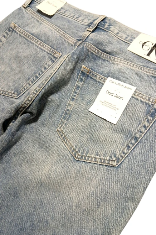 Calvin Klein Dad Jean Straight Denim Light jeansy męskie - zbliżenie na tylną kieszeń