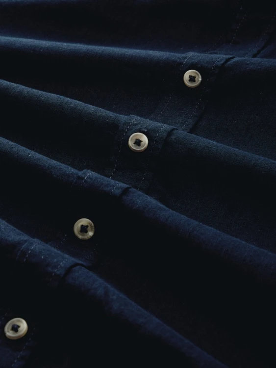 Granatowa koszula męska na stójce bawełniano-lniana Tom Tailor Regular Cotton Linen Shirt - zbliżenie na materiał